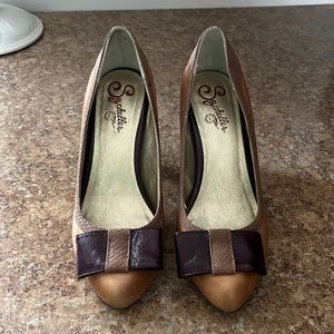 Seychelles Brown/Tan Bow Leather Classic Heels Size 7